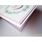 Liliowo-biała kartka komunijna w ozdobionej kopercie