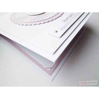 Biało-różowa kartka komunijna w ozdobionej kopercie