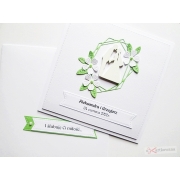 Biało-zielona kartka na ślub w ozdobionej kopercie