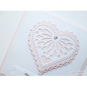 Biało-różowa kartka ślubna w ozdobionej kopercie