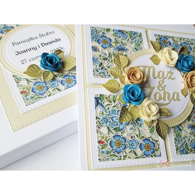 Kremowo-niebieska kartka ślubna w ozdobionym pudełku