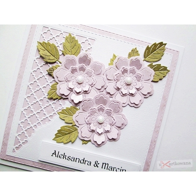Jasnoróżowo-biała kartka ślubna z kwiatami