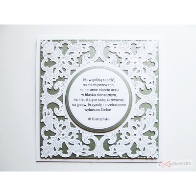 Grafitowo-biała kartka na ślub w ozdobionej kopercie