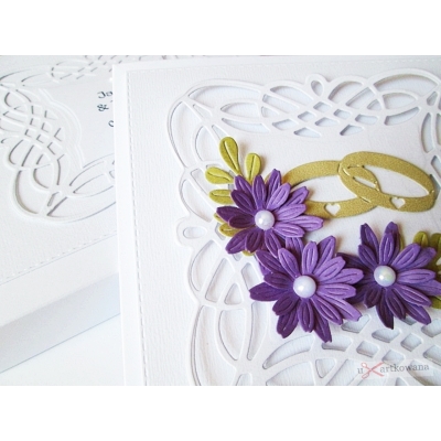 Biało-fioletowa kartka ślubna w ozdobionym pudełku