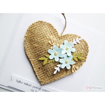 Rustykalna kartka ślubna z niebieskim kwiatami