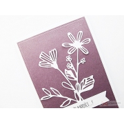 Burgundowa kartka z białymi kwiatami na różne okazje