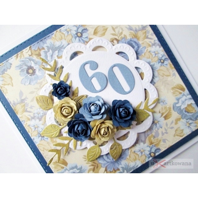 Niebiesko-kremowa kartka urodzinowa z kwiatami